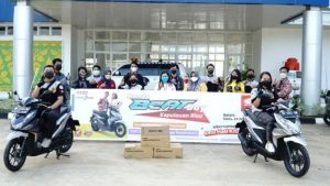 BeAt Community Batam (Be@com) menyerahkan bantuan multivitamin dan masker medis kepada tenaga kesehatan di Puskesmas Baloi Permai, Sabtu 6 November 2021.