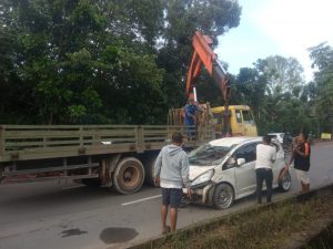 Mobil Honda Jazz bernomor polisi BP 1368 ringsek setelah menabrak pohon.