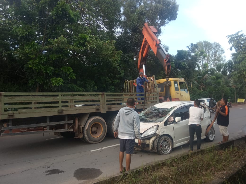 Mobil Honda Jazz bernomor polisi BP 1368 ringsek setelah menabrak pohon.