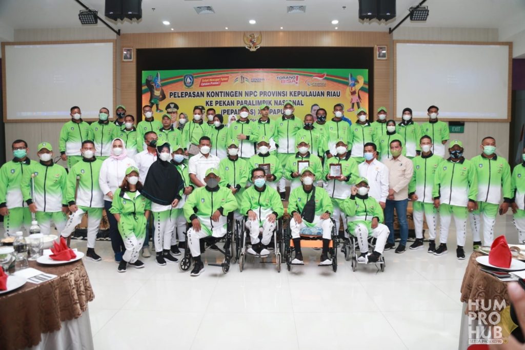 Gubernur Kepulauan Riau Ansar Ahmad melepas 22 altet National Paralimpic Commitee Indonesia (NPCI) Provinsi Kepri yang akan bertanding pada Pekan Paralimpiade Nasional (Papernas) ke XVI di Papua.