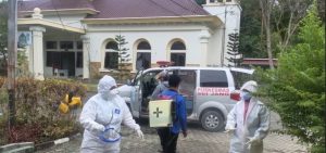 Petugas medis meninggalkan lokasi karantina terpadu di Villa Lohas. Terhitung Oktober 2021, karantina terpadu tersebut ditutup karena menurunnya jumlah pasien terpapar.