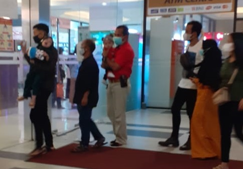 Penerapan protokol kesehatan di pintu masuk Panbil Mal, Kota Batam.