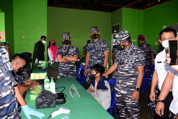 Lantamal IV Tanjungpinang menggelar Serbuan Vaksin Maritim di Balai Kelurahan Pulau Penyengat, Rabu 24 November 2021.