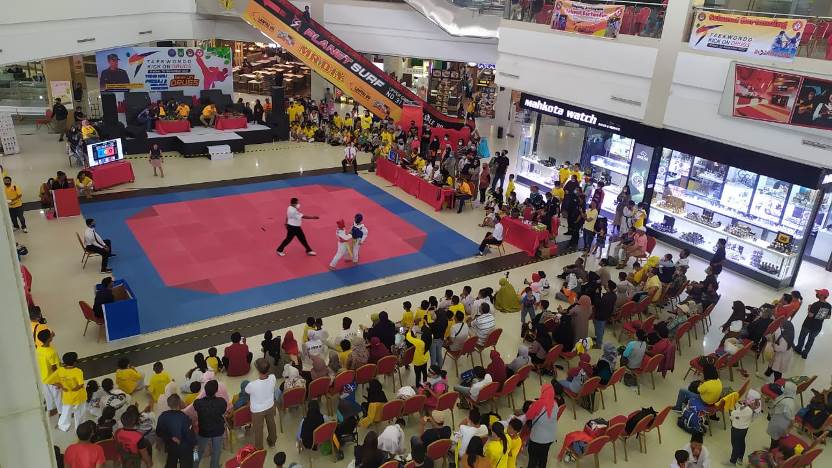 BNNP Kepulauan Riau bekerjasama dengan Kepri Taekwondo Center (KTC) menggelar kejuaraan taekwondo di Atrium Utama Kepri Mall, Batam, Minggu 28 November 2021.