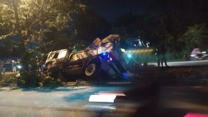 Truk bermuatan pasir terguling di jalan raya sekitar Bukit Daeng, Mukakuning, Batam, Jumat 12 November 2021 malam.