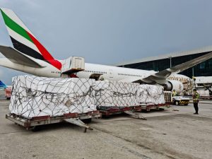 Maskapai Emirates dengan nomor penerbangan EK356 tiba membawa vaksin AstraZeneca sebanyak 1.065.400 dosis