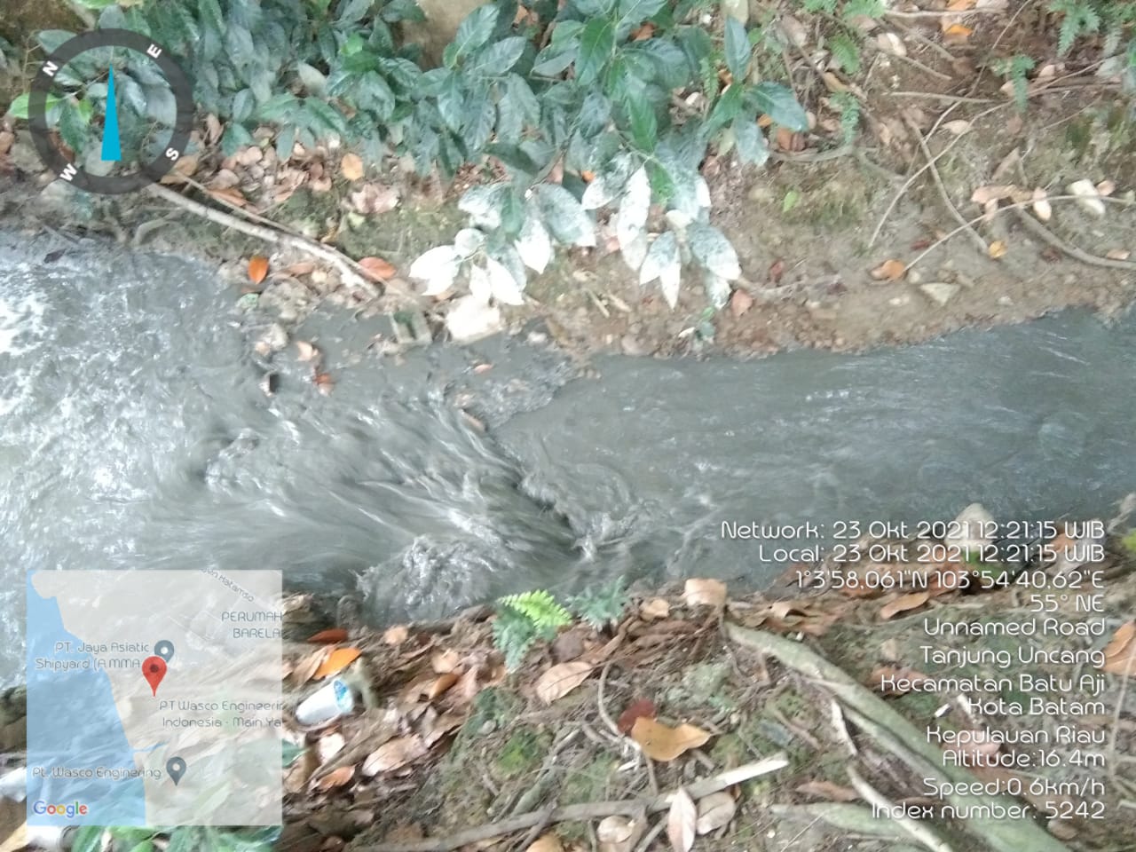 Bau limbah dari parit sekitar industri plastik di Tanjunguncang.
