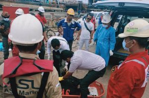 Seorang pekerja ditemukan meninggal dunia usai jatuh di perairan kawasan galangan kapal, PT ASL Tanjunguncang, Kota Batam, Selasa, (2/11/2021).