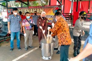 Satresnarkoba Polresta Barelang memusnahkan sabu 1,961 kg pada Jumat, 5 November 2021.