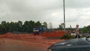 Jalan berlumpur akibat aktivitas keluar masuk truk di proyek penimbunan lahan di Sungai Nayon. Jalan berlumpur akibat aktivitas keluar masuk truk di proyek penimbunan lahan di Sungai Nayon.
