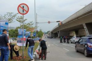 Pemerintah Kota (Pemko) Batam menambah rambu lalu lintas di Laluan Madani. Pemerintah Kota (Pemko) Batam menambah rambu lalu lintas di Laluan Madani.