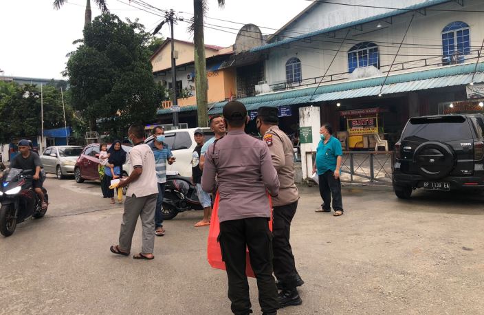 Polsek Lubukbaja juga membagikan 100 nasi kotak kepada masyarakat di Pelita Vll, Kelurahan Kampung Pelita.