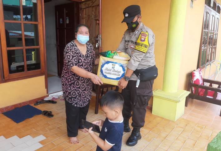 Polsek Lubuk Baja menyalurkan bantuan sosial sembako kepada Warakauri atau Pensiunan Polri.