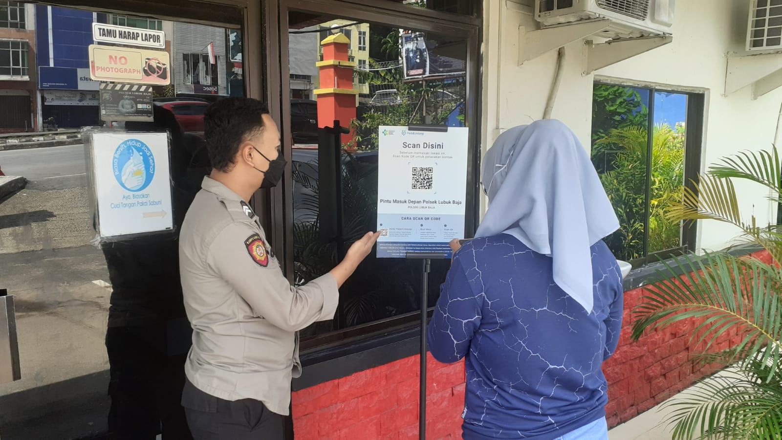 Polsek Lubuk Baja memasang Tripod Banner Barcode Aplikasi Pedulilindungi.