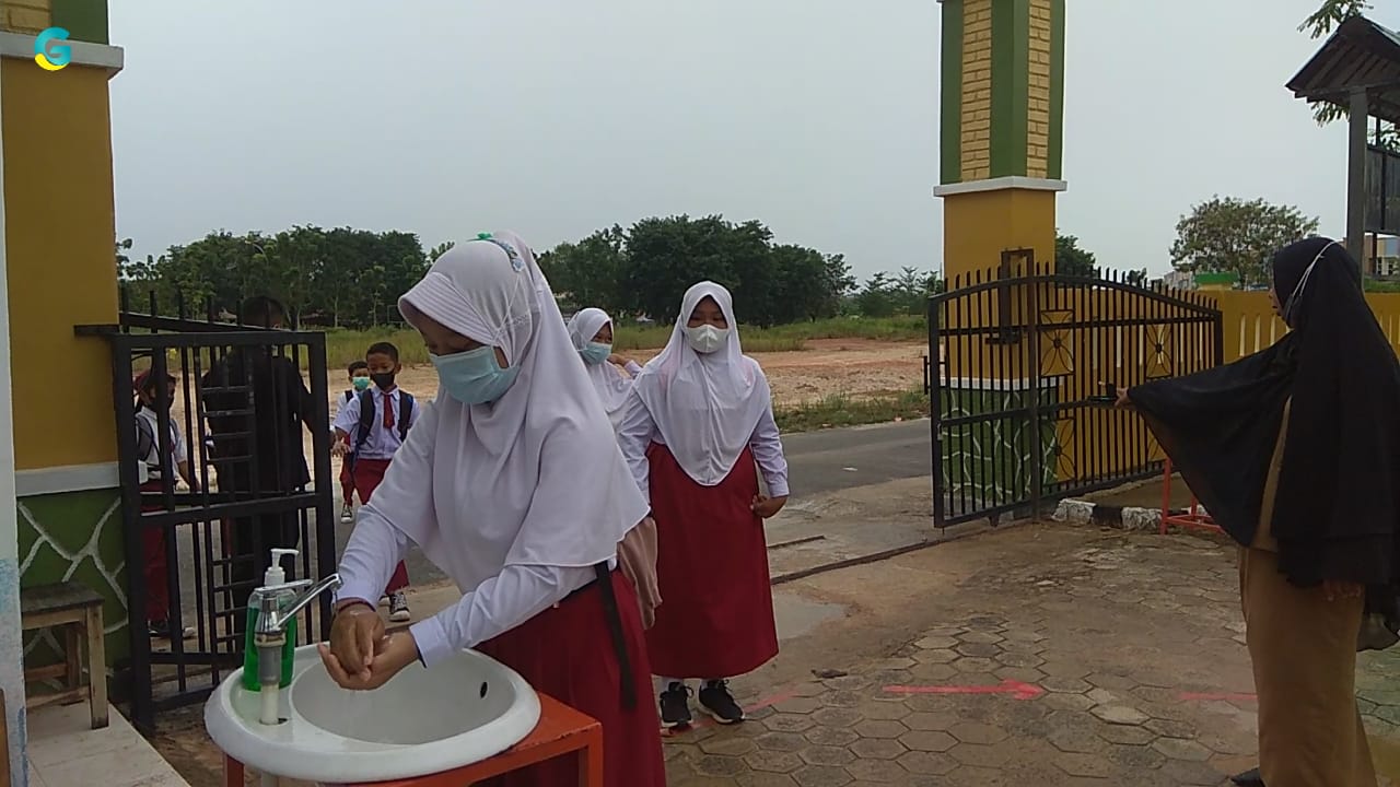 Penerapan protokol kesehatan (prokes) di SDN 014 Sagulung.
