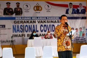 Gubernur Ansar mengapresiasi vaksinasi massal oleh IWAPI Kepri yang digelar di SMA Negeri 4 Tanjungpinang, Sabtu 13 November 2021.