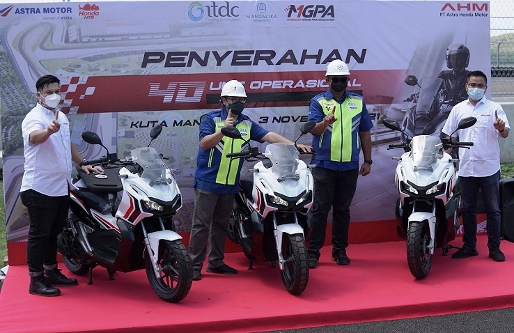 PT AHM menyerahkan 40 unit Honda ADV150 kepada Indonesia Tourism Development Corporation (ITDC) dan Mandalika Grand Prix Association (MGPA).