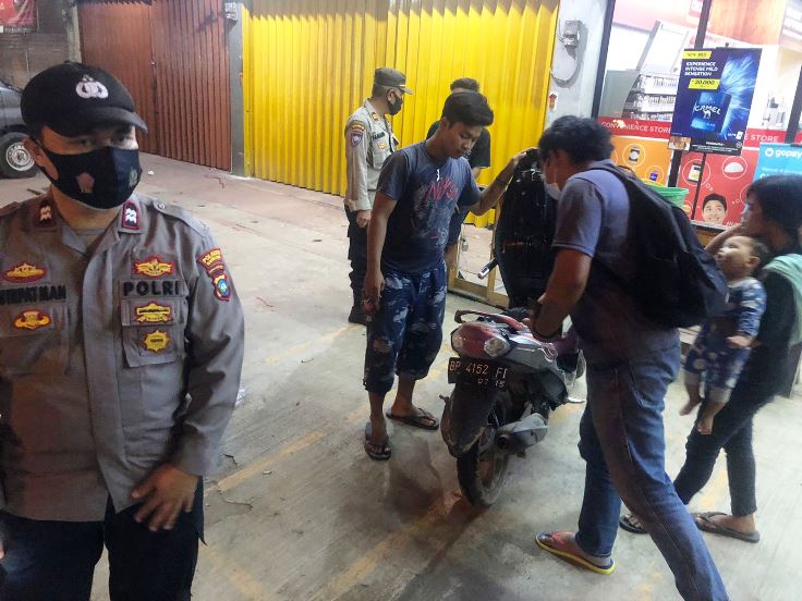 Polsek Lubuk Baja melaksanakan kegiatan cipta kondisi Kamtibmas dalam rangka pencegahan penyebaran Covid-19