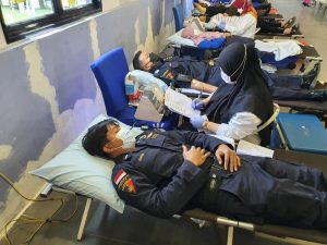 Ditpolairud Polda Kepri melakukan donor darah di ruang aula Ditpolairud Polda Kepri, Selasa 16 November 2021.