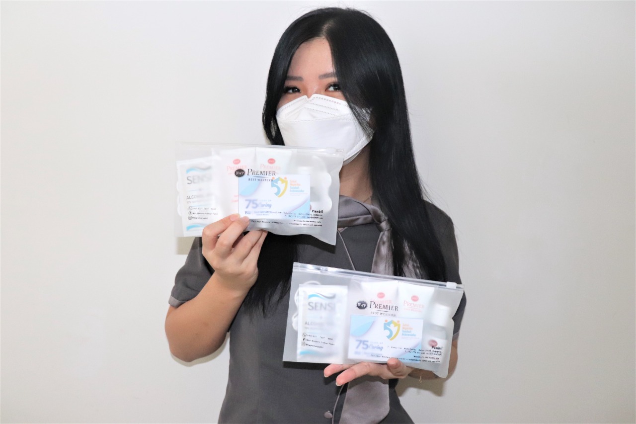 Hotel Best Western Premier Panbil Batam turun ke jalan membagikan 200 paket kesehatan (healthy kits) ke pengendara motor dan mobil di Simpang Gelael, Sungai Panas