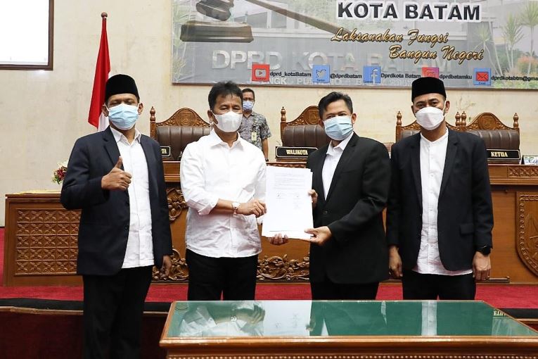 Wali Kota Batam, Muhammad Rudi menyampaikan pendapat akhir atas pembahasan APBD Tahun Anggaran 2022 pada rapat Paripurna di DPRD Batam.