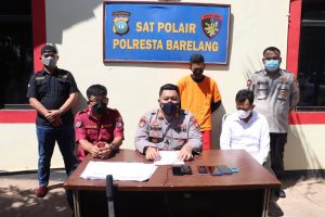 Kasatpolairud AKP Syaiful Badawi didampingi Kanit Gakkum Satpolair Polresta Barelang AKP Suko Wibowo dan Kasi Humas Iptu Tigor Sidabariba dalam konferensi pers di Mako Polairud Polresta Barelang, Senin 22 November 2021.