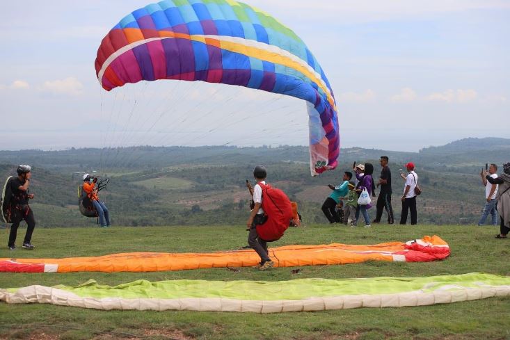 Pelangi Nusantara, event pertama di Batam ini mampu menikmati pesona Batam melalui udara dengan paralayang.