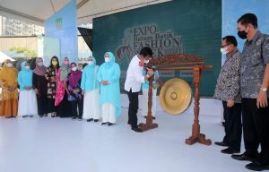 Wali Kota Batam membuka secara resmi kegiatan Expo Batam Batik Fashion Week 2021 di Kawasan Harbour Bay, Batuampar.
