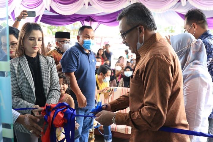 Sekretaris Daerah (Sekda) Kota Batam, Jefridin Hamid meresmikan Apotik dan Klinik Kecantikan Fel's Medika Aesthetic Center.