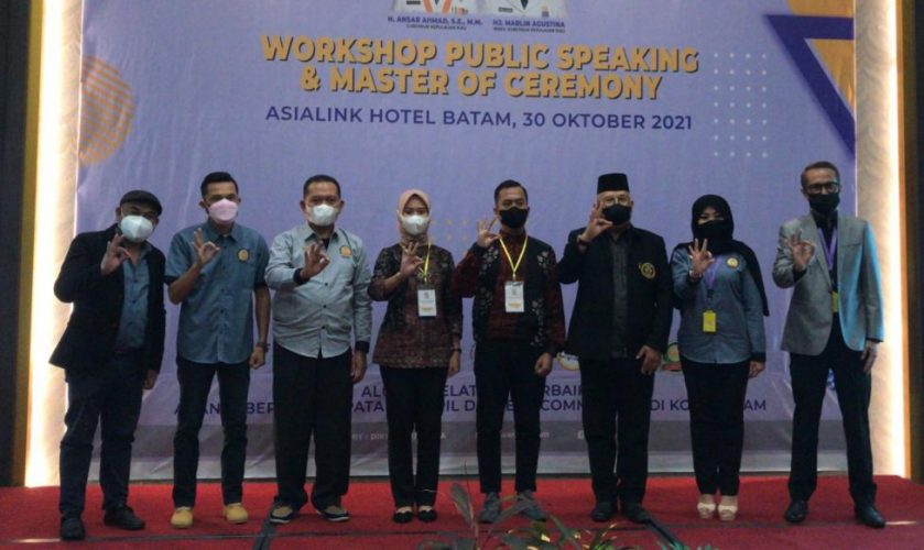 Syamsul Bahrum dan Buralimar membuka Workshop Public Speaking dan Master of Ceremony di Hotel Asialink, Batam, Sabtu (30/10/2021).