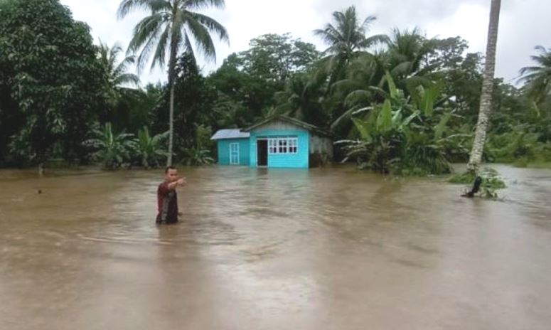 Puluhan rumah di Kabupaten Natuna terendam banjir akibat hujan deras yang mengguyur daerah itu pada Kamis 2 Desember 2021 malam.
