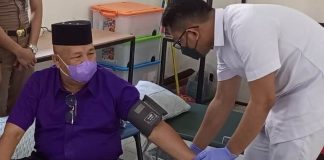 Ketua Umum DPD IKAL-Lemhannas Kepri, Syamsul Bahrum menjalani donor darah.