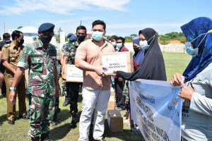Hotel Beverly Batam melaksanakan pembagian 1.500 paket sembako di halaman Mako Lanud kepada 20 orang perwakilan masyarakat Hotel Beverly Batam melaksanakan pembagian 1.500 paket sembako di halaman Mako Lanud kepada 20 orang perwakilan masyarakat
