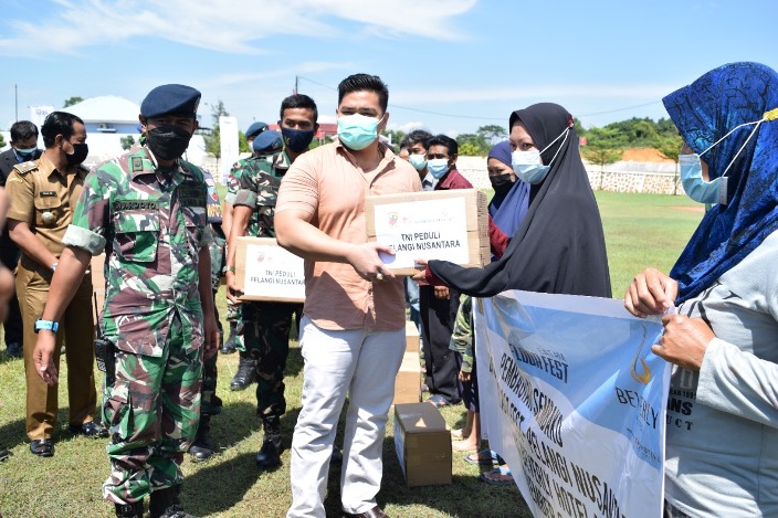 Hotel Beverly Batam melaksanakan pembagian 1.500 paket sembako di halaman Mako Lanud kepada 20 orang perwakilan masyarakat