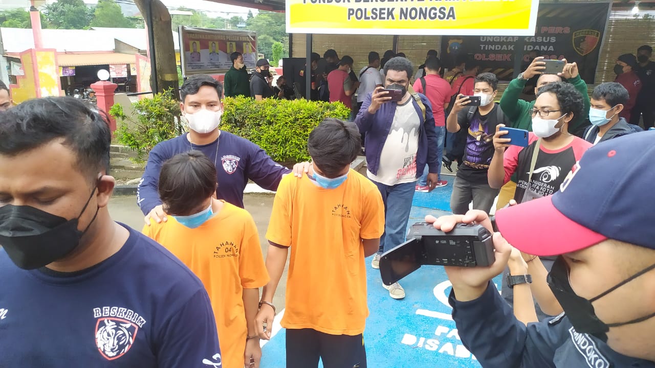 Unit Reskrim Polsek Nongsa mengamankan dua orang pelaku pencurian dompet Warga Negara Asing (WNA) asal Filipina
