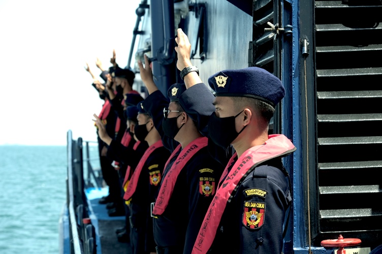 Direktorat Jenderal Bea dan Cukai (DJBC) mengadakan pertemuan di laut (Rendezvous at Sea) dengan Singapore Police Coast Guard (SPCG).