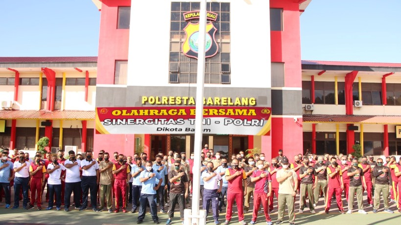 Polresta Barelang menggelar olahraga bersama TNI di Lapangan Apel Mapolresta Barelang, Rabu 1 Desember 2021.