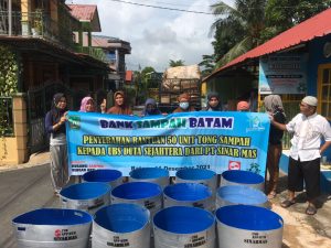 Sukseskan Gerakan Pilah Sampah, DLH Kota Batam dan PT Asia Paperindo Perkasa Salurkan 50 Tong Sampah