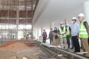 Wali Kota Batam, Muhammad Rudi saat meninjau proyek Masjid Tanjak di Bandara Hang Nadim beberapa waktu lalu