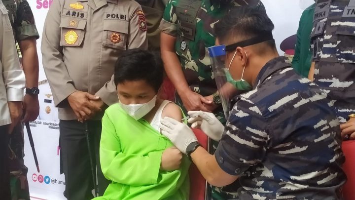 Anak divaksin