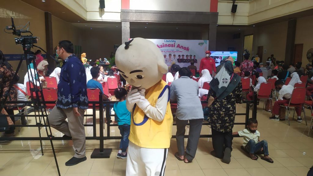 Anak divaksin