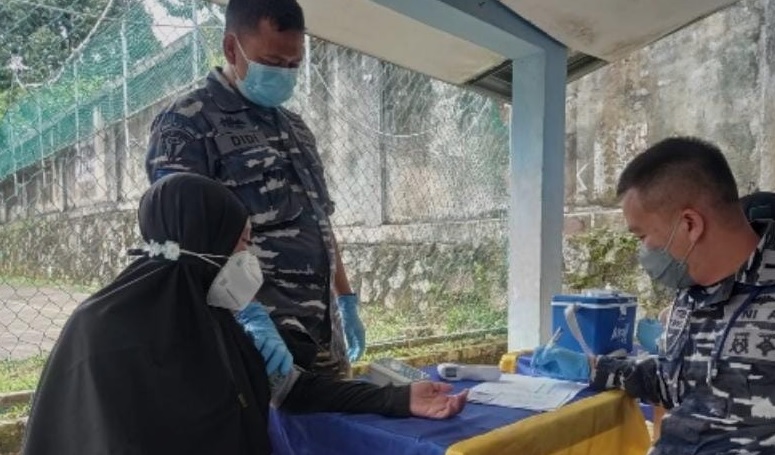 Serbuan vaksinasi ke rumah-rumah warga atau door to door yang dilakukan TNI-Polri di Kelurahan Kampung Bulang, Kecamatan Tanjungpinang Timur, Jumat, 3 Desember 2021.