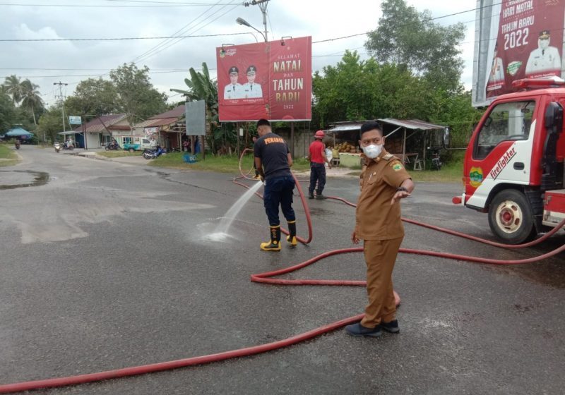 Wabup Lingga bersihkan Jalan