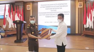 Kepala Kejaksaan Negeri Kota Batam Polin Oktavianus menandatangani MoU dengan Wali Kota Batam, Muhamad Rudi