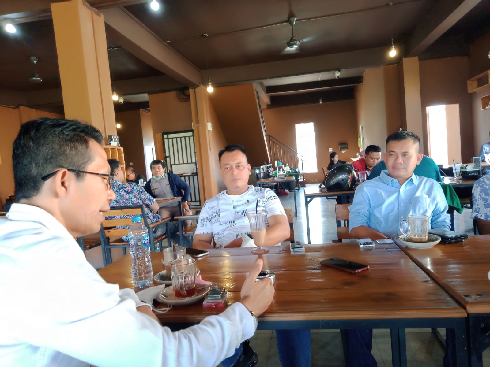 Bupati Lingga, Muhammad Nizar berdiskusi dengan Wakil Wali Kota Batam, Amsakar Achmad