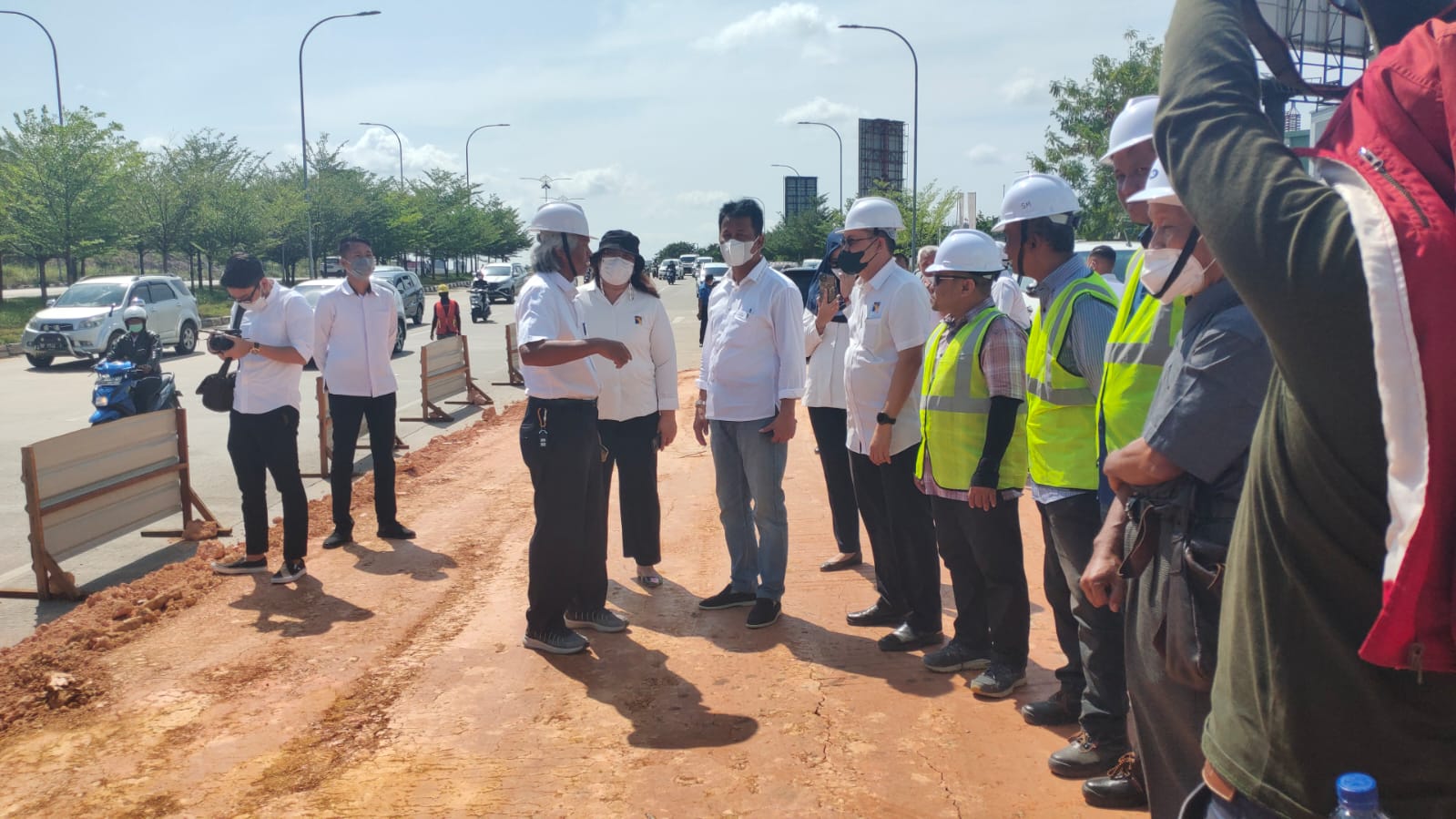 Wali Kota Batam, Muhamad Rudi meninjau proyek pelebaran Jalan Yos Sudarso