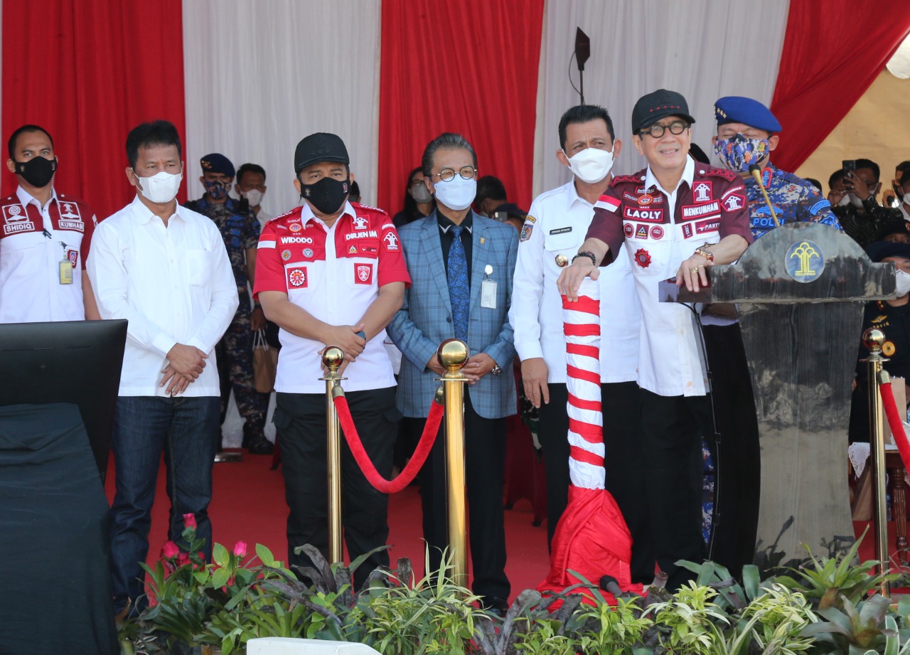 Menteri Hukum dan Hak Asasi Manusia (Menkum HAM) Yasonna H Laoly memimpin langsung Apel Penegakan Hukum Keimigrasian dalam Rangka Hari Bhakti Imigrasi ke-72 di Batam