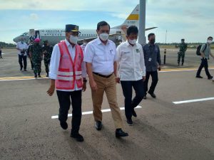 Menteri Koordinator Bidang Kemaritiman dan Investasi Luhut Binsar Pandjaitan dan Menteri Perhubungan Budi Karya Sumadi disambut oleh Wali Kota Batam, Muhammad Rudi