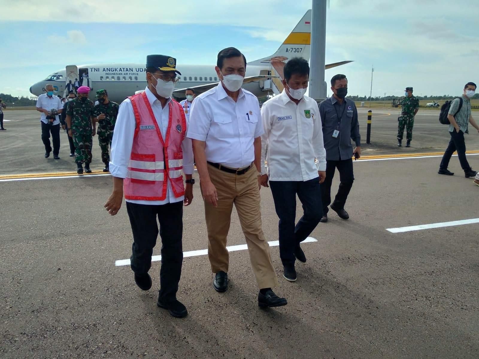 Menteri Koordinator Bidang Kemaritiman dan Investasi Luhut Binsar Pandjaitan dan Menteri Perhubungan Budi Karya Sumadi disambut oleh Wali Kota Batam, Muhammad Rudi