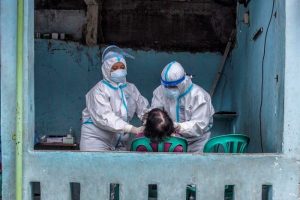 Petugas kesehatan melakukan tes usap COVID-19 kepada seorang warga saat tes massal di Kelurahan Krukut, Kecamatan Taman Sari, Jakarta Barat, Senin (10/1/2022). Tes usap yang dilakukan kepada 500 warga Krukut tersebut menindaklanjuti ditemukannya 36 kasus COVID-19 di wilayah itu di mana satu di antaranya suspek varian Omicron. ANTARA FOTO/Muhammad Adimaja/wsj. (ANTARA FOTO/MUHAMMAD ADIMAJA)